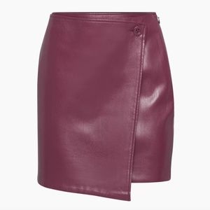 NWT Sold Out Aritzia Babaton Vicinity Skirt Size 2 Faux leather mini skirt